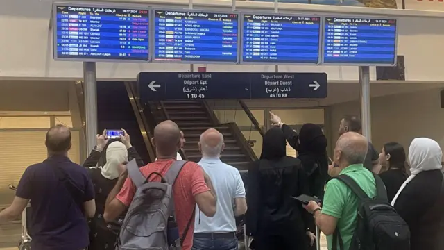 مسافران در فرودگاه بیروت