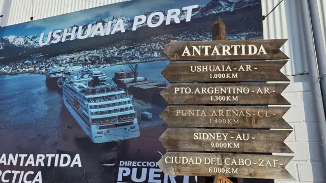 Cartel con distancias que hay entre la ciudad de Ushuaia y otros destinos en el mundo