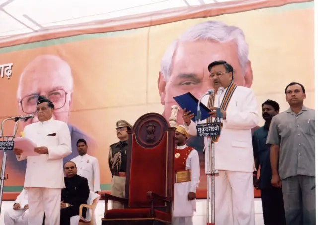 पहली बार मुख्यमंत्री पद की शपथ लेते डॉक्टर रमन सिंह