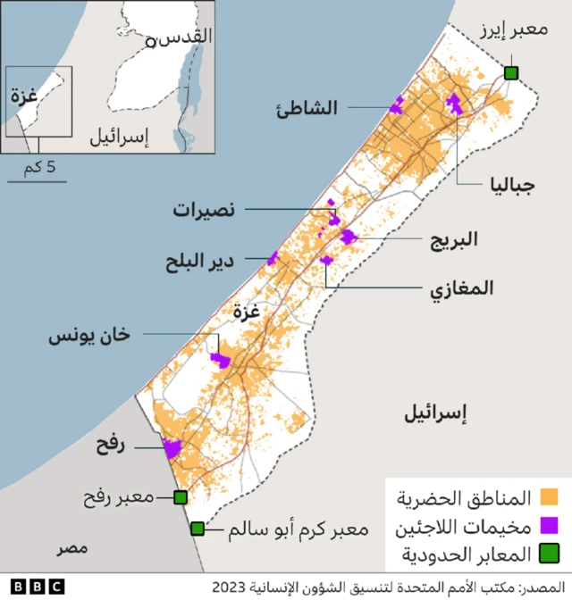 خريطة توضح المناطق الحضرية ومخيمات اللاجئين والمعابر الحدودية في قطاع غزة.