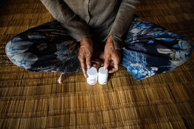 ဆေး သောက်နေရတဲ့ ကချင်ပြည်နယ်၊ ဝိုင်းမော် မြို့နယ်က စစ်ရှောင်တစ်ဦးဖြစ်ပြီး စစ်ကြောင့် ဆေးပြတ်မှာကိုလည်း သူ စိုးရိမ်နေပါတယ်။