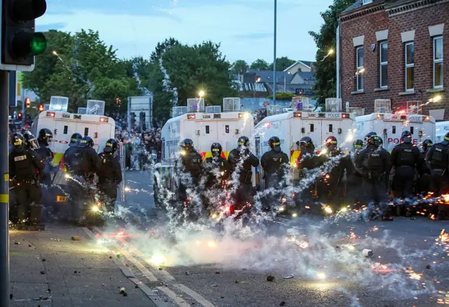 Policía siendo atacados con fuegos artificiales