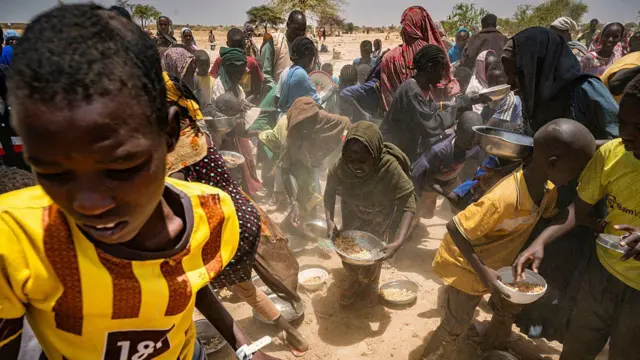 Sudanske izbeglice dobijaju hranu u kampu na granici sa Čadom 2025. godine