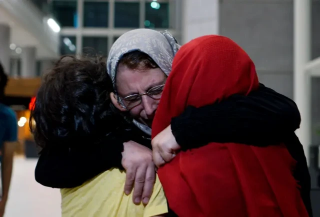 امینه ملهم زن زندانی در دوره بشار اسد فرزندانش را پس از آزادی از زندان در آغوش گرفته