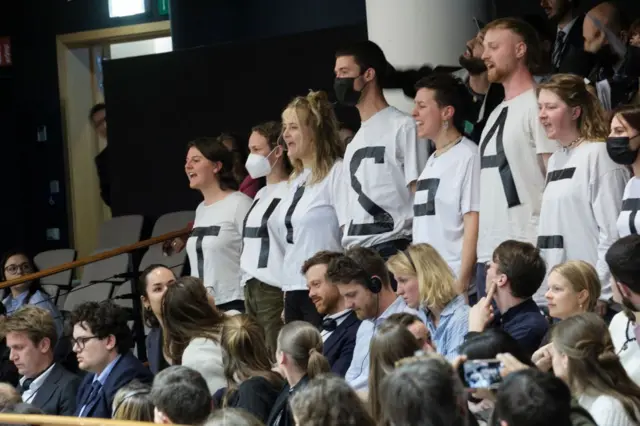 "Bu Anlaşma Öldürür, Oy Vermeyin" başlıklı bir protesto da AP'deki oturumda görüntülendi