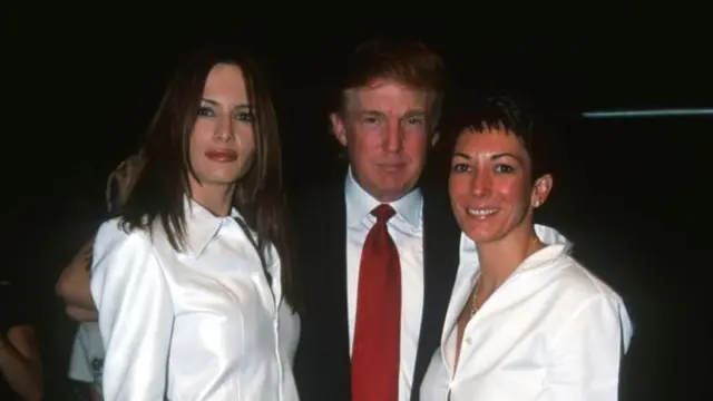 Melania y Donald Trump, junto a Ghislaine Maxwell, en un desfile de modas en Nueva York, en el año 2000.