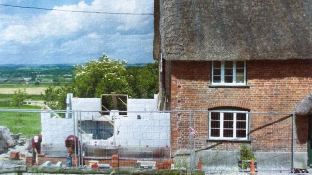 Antigua casa de campo catalogada de grado II con obras de ampliación en curso.