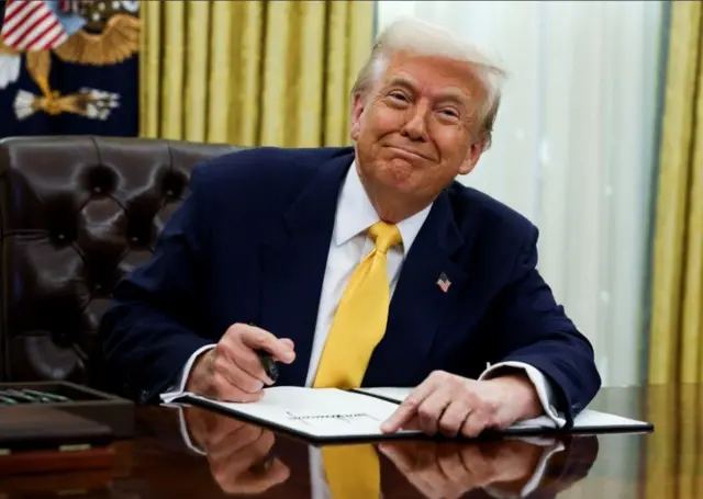 الرئيس الأمريكي دونالد ترامب يوقع على أمر تنفيذي في المكتب البيضاوي بالبيت الأبيض في واشنطن العاصمة، الولايات المتحدة، 7 مارس/ آذار 2025