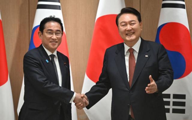 Kishida (à esquerda) e o presidente sul-coreano Yoon Suk-yeol 