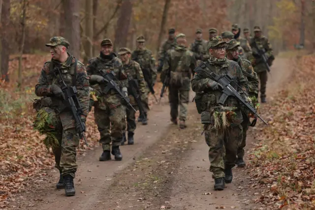 نیروهای تازه‌وارد ارتش آلمان، در حال گشت طی آموزش‌های ابتدایی در جنگل
