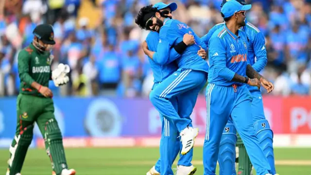 লিটন দাসকে আউট করার পর সতীর্থদের অভিনন্দনে ভাসছেন রবীন্দ্র জাডেজা