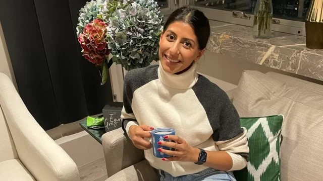 اورواشی آگاروال بر روی مبلی نشسته و قصد دارد اینستاگرام را برای همیشه ترک کند