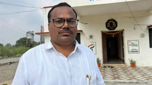 সৌন্দালার পঞ্চায়েত প্রধান শরদ আরগাড়ে জানিয়েছেন নারীদের সম্মানের কথা ভেবেই তাদের এই সিদ্ধান্ত।