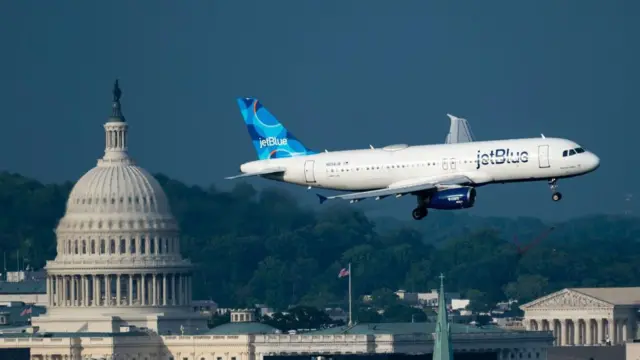 一架捷藍航空（JetBlue Airlines）的空中巴士 A320 客機在華盛頓特區降落的照片