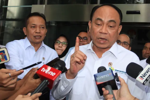 Menteri Koperasi Budi Arie Setiadi (kanan) didampingi Wakil Menteri Koperasi Ferry Juliantono (kiri) menyampaikan keterangan kepada wartawan usai bertemu dengan KPK di Gedung Merah Putih KPK, Jakarta, Rabu (21/5/2025). Budi Arie Setiadi meminta KPK untuk mengawal dan mencegah terjadinya berbagai bentuk penyimpangan dalam pelaksanaan program Koperasi Desa Merah Putih.