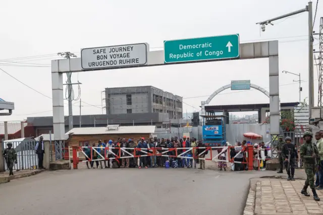 Des civils pris au piège par les affrontements en cours dans l'est de la République démocratique du Congo attendent de pouvoir passer au Rwanda au poste frontière de Gisenyi, le 28 janvier 2025.