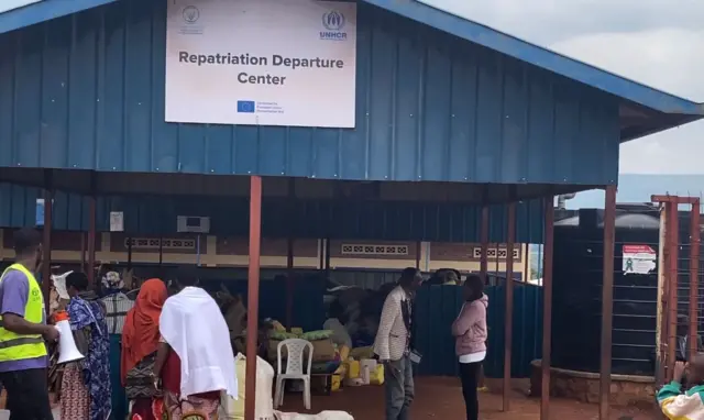 Hamwe mu hantu impunzi ziri mu nkambi i Mahama zijya mu gikorwa cyo kwiyandikisha no kwibaruza muri gahunda zinyuranye