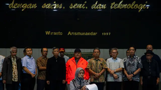 Sejumlah sivitas akademika yang tergabung dalam Komunitas Guru Besar dan Dosen Institut Teknologi Bandung (ITB) membacakan deklarasi peduli demokrasi berintegritas di Sasana Budaya Ganesha, Bandung, Jawa Bara, Senin (5/2).
