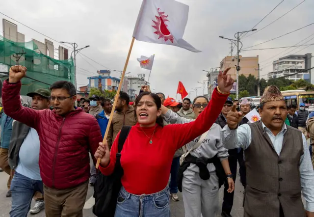 भदौ २३ को घटनालाई लिएर आफ्ना अध्यक्ष केपी शर्मा ओलीलाई पक्राउ गरिएपछि नेकपा एमाले सडकमा छ।