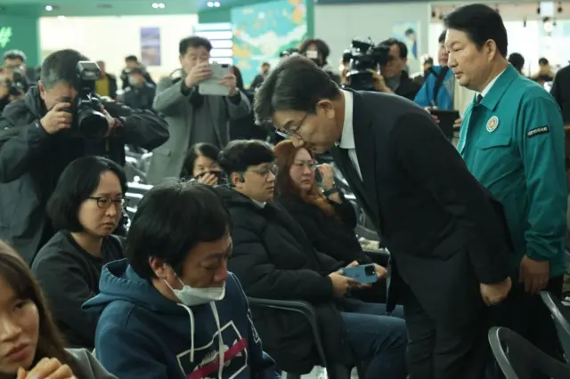 Kveon Seong-dong, vršilac dužnosti lidera vladajuće Partije moći naroda (PPP), izražava saučešće članovima porodice žrtava