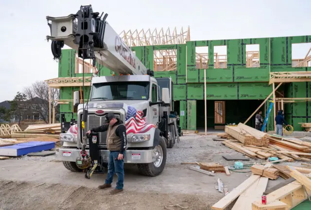 Casas sendo construídas, com caminhão e homembet7k confiavelfrente a obra