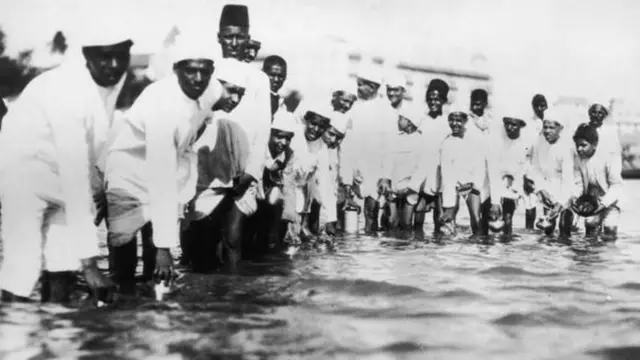 मिठाच्या सत्याग्रहात सहभागी झालेले मुंबईतले आंदोलक