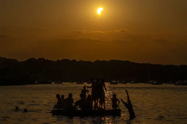 El eclipse parcial desde la localidad catalana de L'Escala.