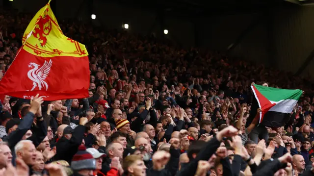 علم فلسطين في مدرجات ليفربول
