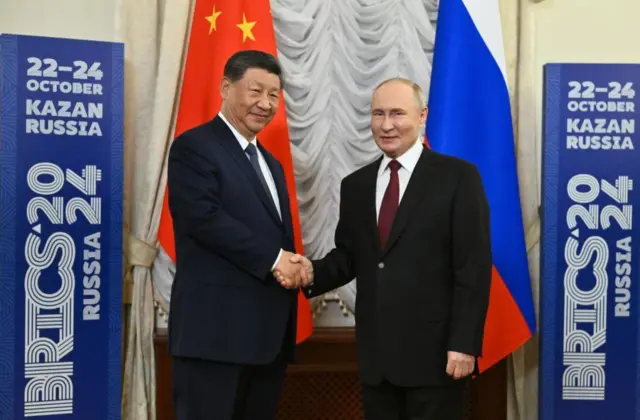 Vladimir Putin e Xi Jinping durante cúpulacassino da blazerKazan