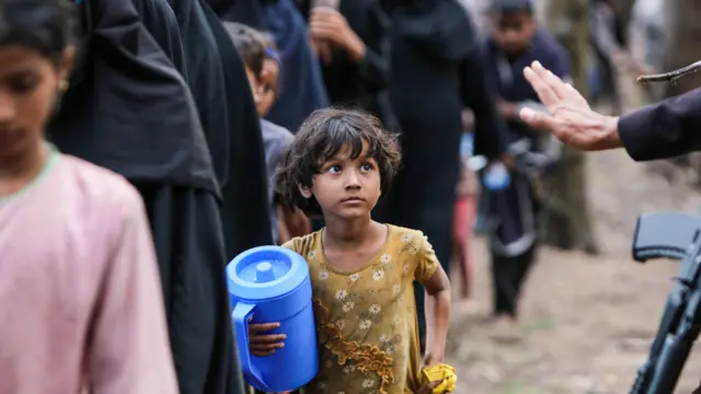 Sejumlah imigran etnis Rohingya terdampar di pantai di Kabupaten Aceh Besar, Aceh, Minggu (08/01).