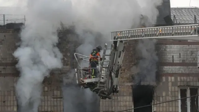 煙を上げる建物の消火活動