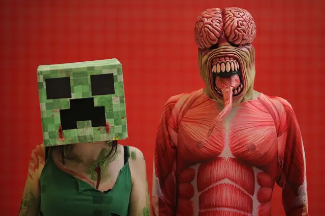 Minecraft kostümleri giyen iki insan