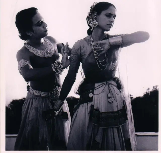 કુમુદીની બહેન લાખિયાનું અવસાન વ્યક્તિ પરિચ, કુમુદીની બહેન કુમી બહેનનું કથકક્ષેત્રે પ્રદાન, બીરજુ મહારાજ, શંભુ મહારાજ, કથક અને ભરતનાટ્યમ્, કદમ્બ સેન્ટર ફોર ડાન્સ એન્ડ મ્યુઝિક, ઇશિરા પરીખ, મૌલિક શાહ, બીબીસી ગુજરાતી, બીબીસી ન્યૂઝ ગુજરાતી 