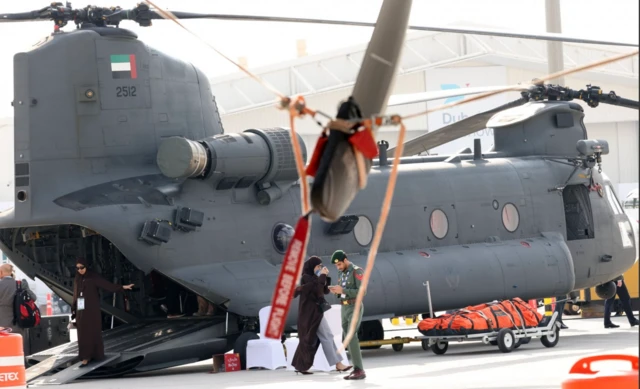 در این تصویر یک هلی کوپتر جنگی دیده می شود