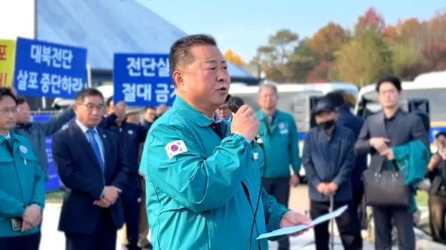 기자회견에서 발언하고 있는 김경일 파주시장