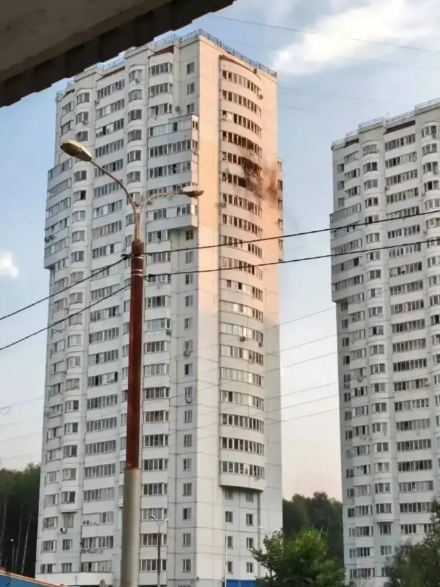 صورة التقطها حاكم منطقة موسكو أندريه فوروبيوف لمبنى سكني تضرر جراء هجوم جوي شنته طائرة مسيرة أوكرانية ليلا، في تشيخوف بمنطقة موسكو، روسيا، في 28 يوليو/تموز 2026