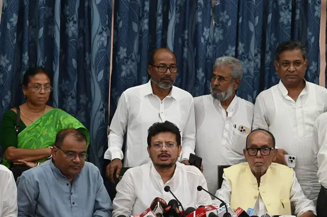 বুধবার অন্যান্য ‘বিদ্রোহী’ তৃণমূল বিধায়কদের সঙ্গে ঋতব্রত ব্যানার্জী