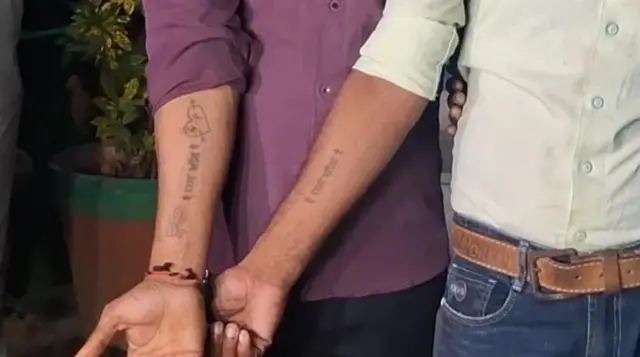 બાળપણમાં મેળામાં પંકજ અને નિરજે હાથ પર દોરાવેલા એક સરખાં ટેટુ