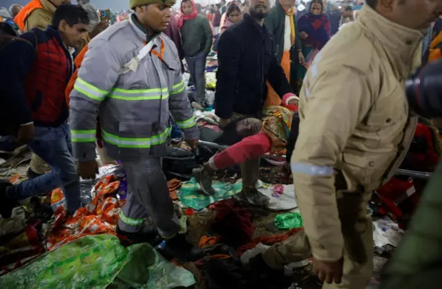 رجال الاسعاف ينقلون الضحايا من موقع الحادث