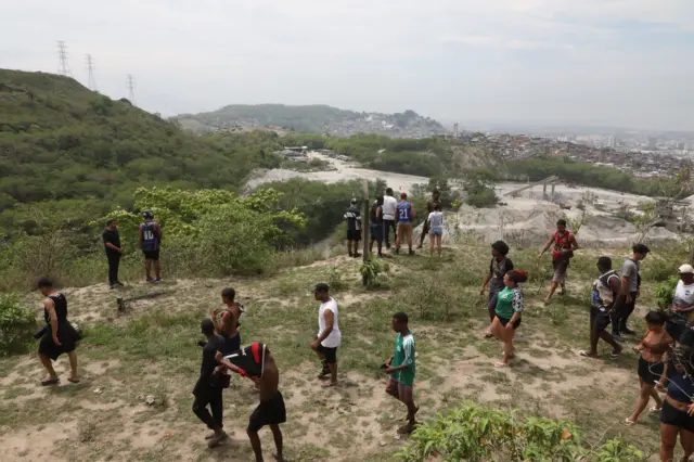 Moradores e familiares de desaparecidos na Serra da Misericórdia, que divide o Complexo da Penha e o do Alemão
