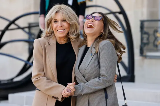 Janja e Brigitte Macron no Palácio do Eliseu em março