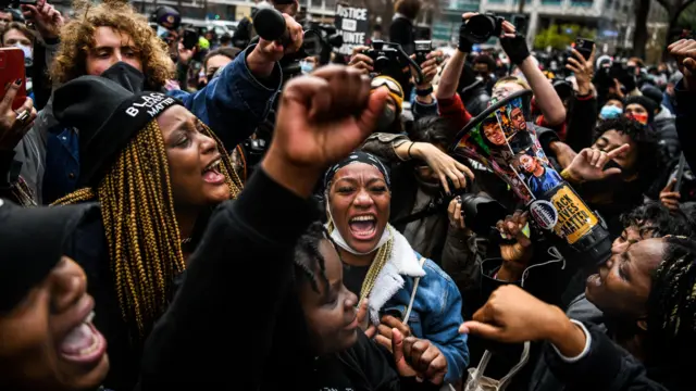 La gente celebra mientras se anuncia el veredicto en el juicio del ex oficial de policía Derek Chauvin fuera del Centro de Gobierno del Condado de Hennepin en Minneapolis, Minnesota, el 20 de abril de 2021.