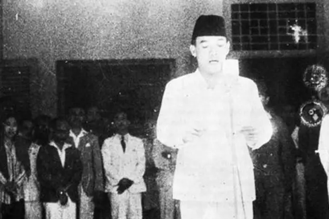 Foto karya Frans Mendur yang mengabadikan Presiden Soekarno membacakan naskah proklamasi di Jalan Pegangsaan Timur, Nomor 56, Cikini, Jakarta.