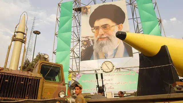 Стражи исламской революции демонстрируют ракеты большой дальности «Шахаб 2» и «Шахаб 3» в годовщину ирано-иракской войны на фоне портрета аятоллы Али Хаменеи