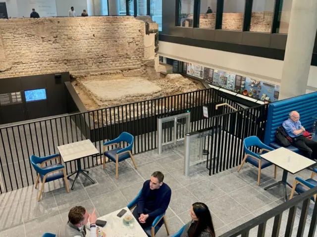 Direktur regional di Historic England, mengatakan hal itu menunjukkan bahwa "arkeologi dan warisan tidak perlu menjadi penghalang bagi perkembangan baru."