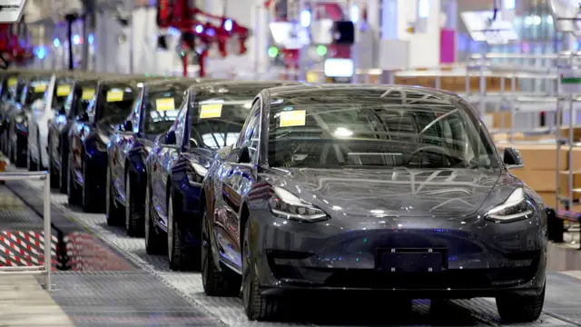 Сірі авто Tesla на конвеєре