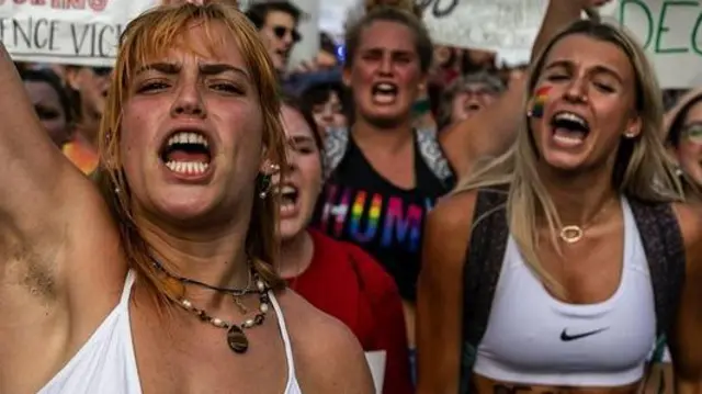 Wanawake wakipiga kelele kwa hasira