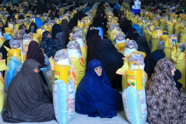 دی وايي، په داسې حال کې چې د دغو مرستو هدف دا دی چې پنځوس سلنه یې ښځو ته ورسېږي، نو د ښاغلي بیلي په وینا، په افغانستان کې له حضور پرته دا ناشونې ده چې معلومه شي چې ایا دغه هدف پوره شوی او که نه؟