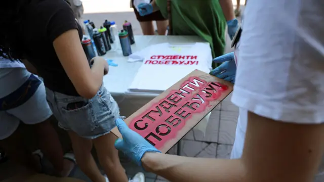 Ljudi drže propagande materijale u rukama