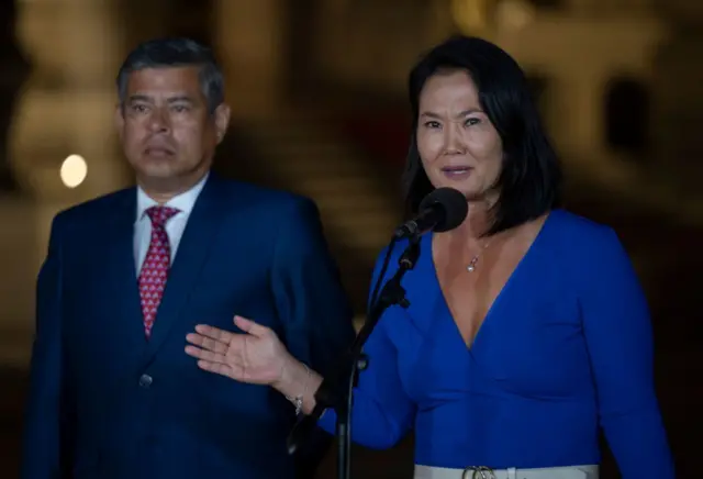 Keiko Fujimori a la salida de una reunión con Boluarte en el palacio presidencial peruano en 2023.